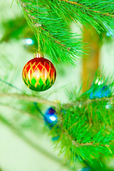 Closeup bauble kerstboom ornament decoratie. — Stockfoto