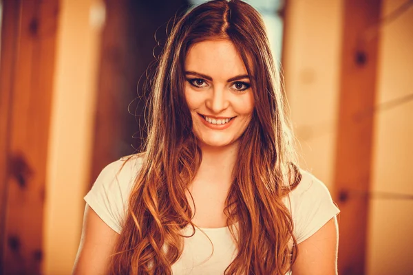 Retrato de feliz bonito menina bonita mulher . — Fotografia de Stock