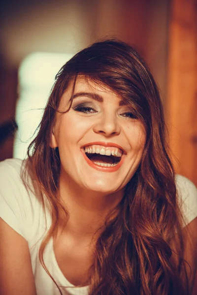 Portret van gelukkig schattig vrij jonge vrouw meisje. — Stockfoto