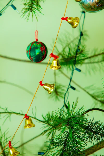 少しのクローズ アップの鐘がクリスマス ツリーの飾り. — ストック写真
