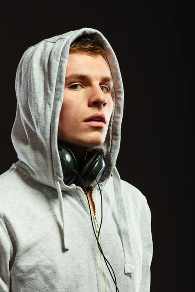 Hombre guapo con auriculares escuchando música —  Fotos de Stock