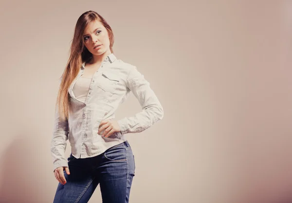 Donna alla moda in pantaloni di jeans camicia — Foto Stock
