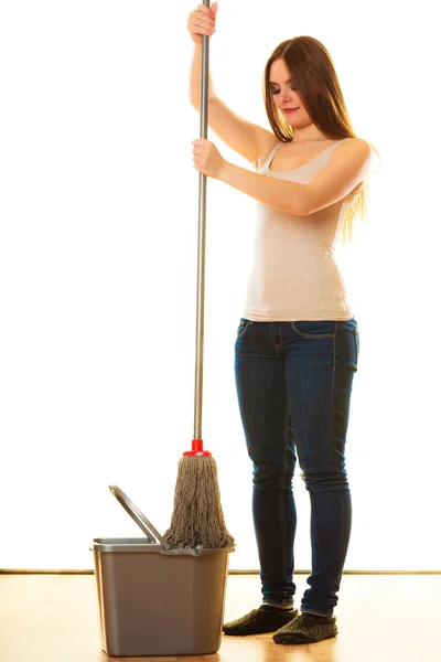 Vrouw dweilen vloer — Stockfoto