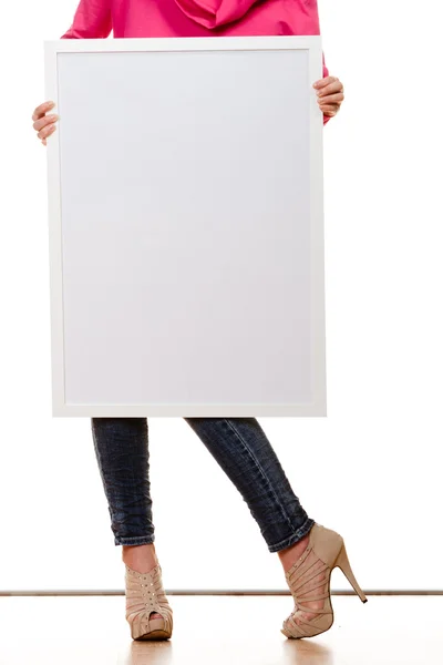 女人抱着展示板 — 图库照片