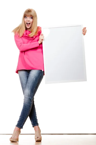 Mujer sosteniendo tablero de presentación en blanco —  Fotos de Stock