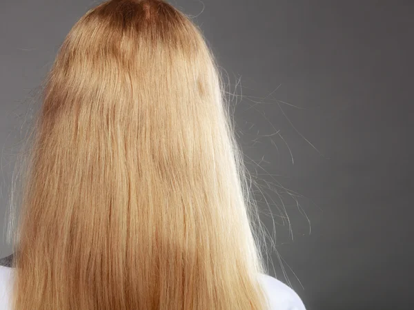 Primer plano de la mujer con pelo rubio estático . — Foto de Stock