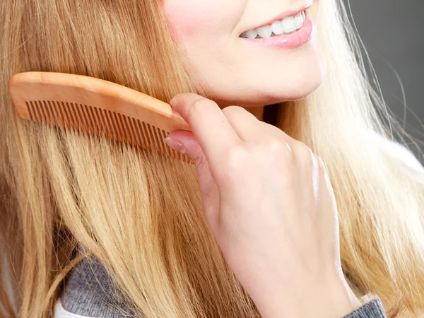 Mujer peinándose el pelo — Foto de Stock