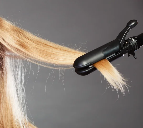 Жінка робить зачіска — стокове фото