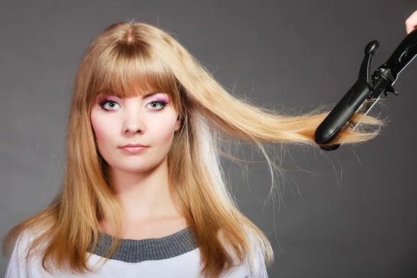 Kvinna att göra frisyr — Stockfoto