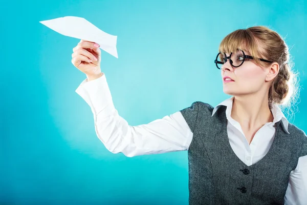 Vrouw met vliegtuig in de hand. — Stockfoto