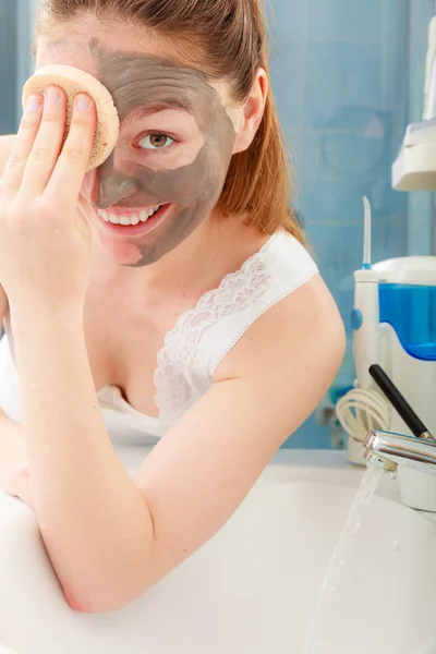 Kvinnan ta bort mask i badrum — Stockfoto