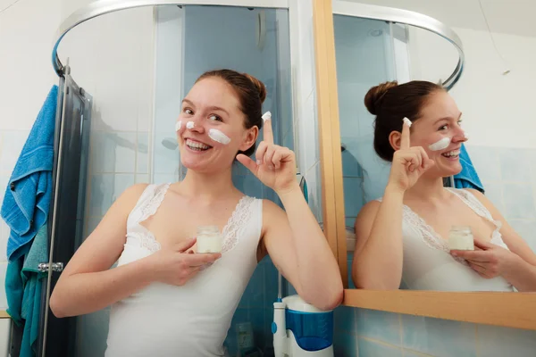 Mujer aplicando crema hidratante para la piel — Foto de Stock