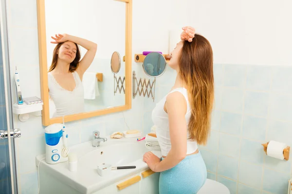 Woman  relaxing in bathroom. — Stock Photo, Image