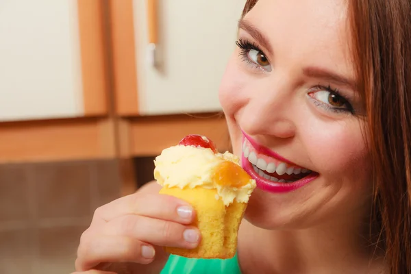 Woman eating delicious cake. — Stock Photo, Image