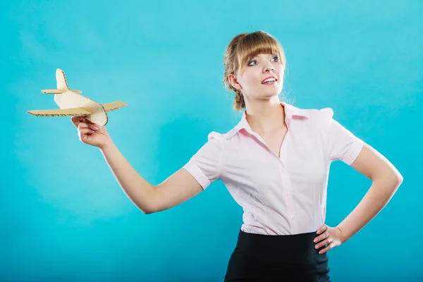 Femme tenant jouet en papier avion — Photo