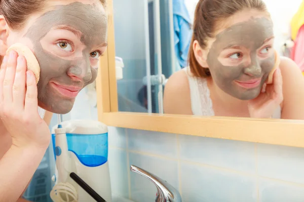 Wanita menghapus masker di kamar mandi — Stok Foto