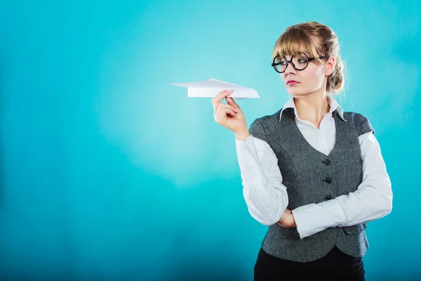 Vrouw met vliegtuig in de hand. — Stockfoto