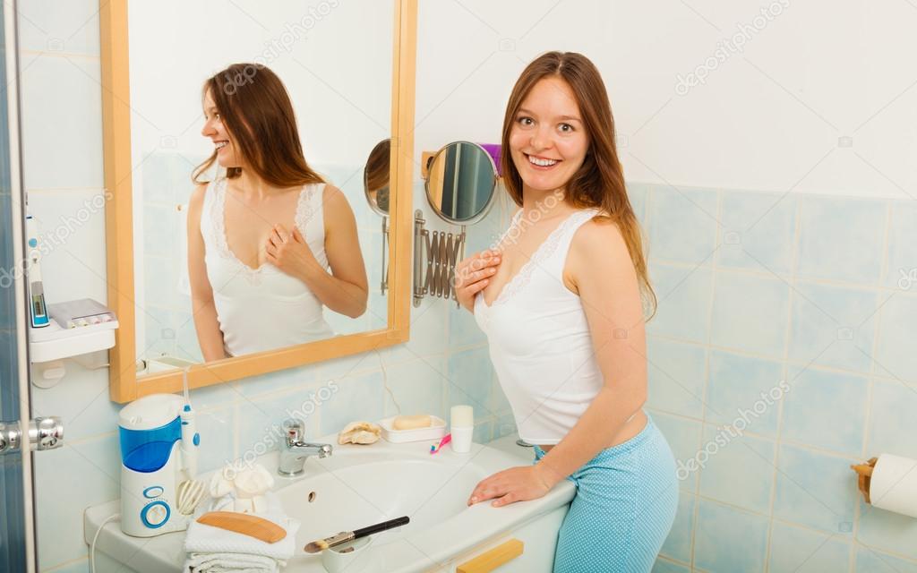 Girl standing in front of mirror — Stock Photo © Voyagerix 88007474