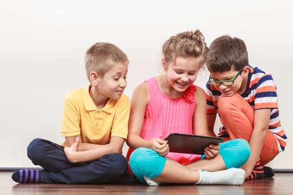 Niños jugando en la tableta . —  Fotos de Stock