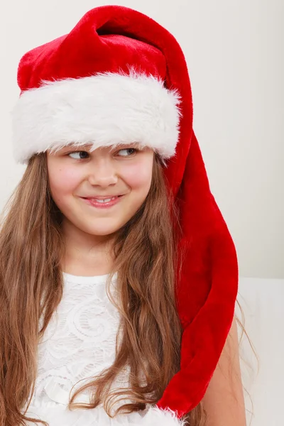 Flicka i jultomten hatt poserar — Stockfoto