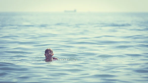 Petite fille nageant dans l'eau de mer. Amusant — Photo