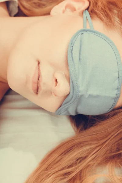 Mujer dormida usando máscara para dormir con los ojos vendados . —  Fotos de Stock