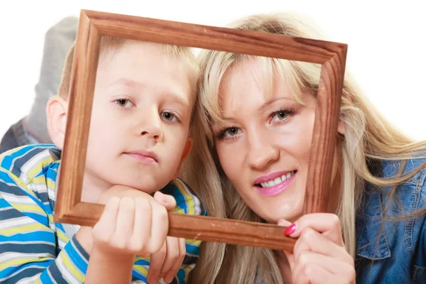Портрет матери и сына с фоторамкой — стоковое фото