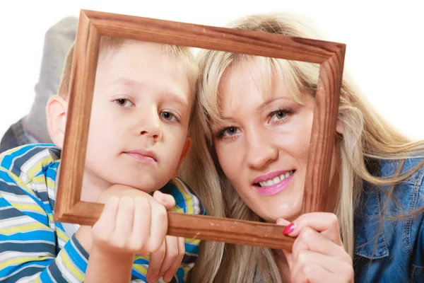 Retrato de mãe e filho segurando moldura da foto — Fotografia de Stock