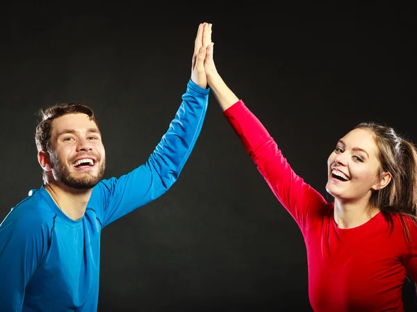 Amigos homem e mulher celebrando dando alta cinco — Fotografia de Stock