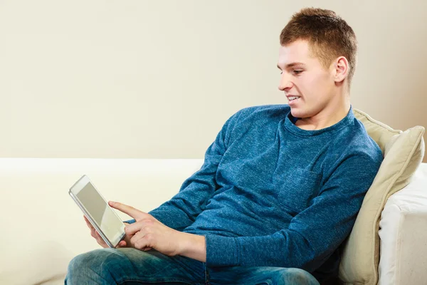 Homem com tablet digital — Fotografia de Stock