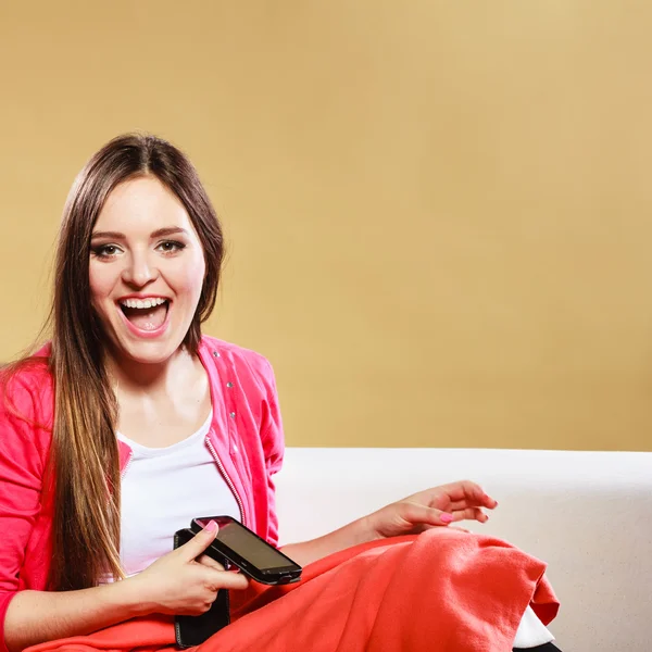 Mujer usando smartphone. — Foto de Stock