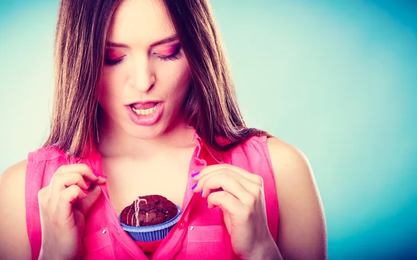 Frau mit Schokoladenkuchen — Stockfoto