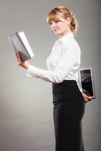 Woman learning with book — Stock Photo, Image