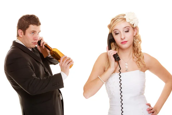 Свадьба. Злая невеста и жених разговаривают по телефону — стоковое фото