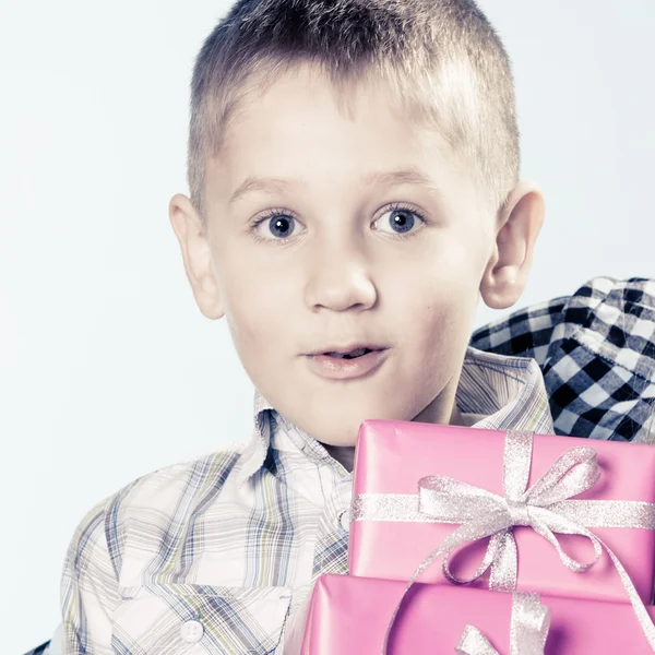 Niño asombrado con cajas de regalo — Foto de Stock