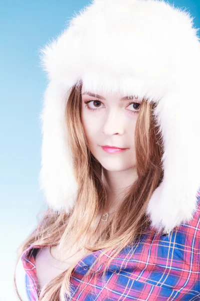 Jovem mulher em roupa de inverno boné de pele — Fotografia de Stock