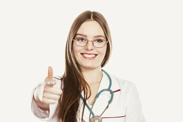 Mulher médica com estetoscópio apontando para você . — Fotografia de Stock
