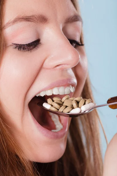 錠剤を食べている女性。麻薬中毒者. — ストック写真