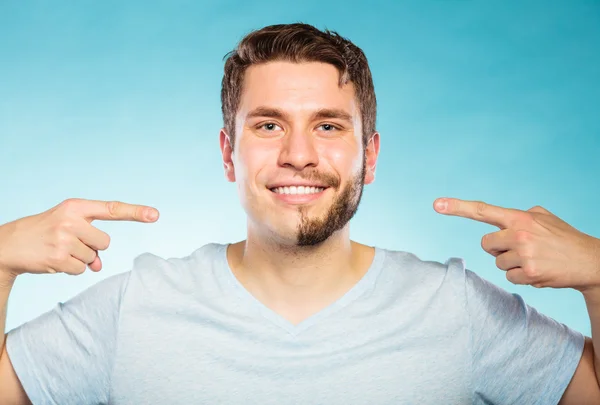 Bonito homem com cara meio raspada — Fotografia de Stock