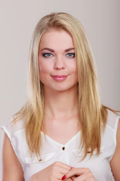 Portret piękny dziewczyna długie blond włosy — Zdjęcie stockowe