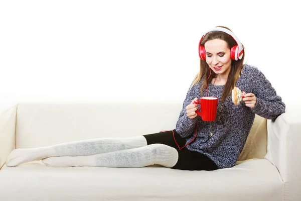 Woman  listening to mu — Stock Photo, Image