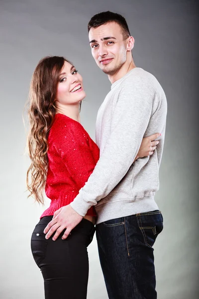 Sonriente joven pareja retrato en gris —  Fotos de Stock