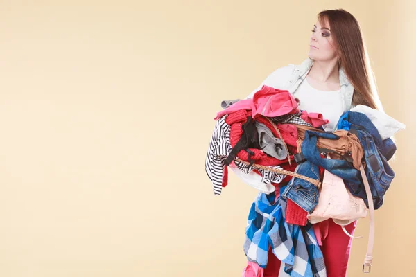 Woman carrying dirty  clothes. — Stock Photo, Image