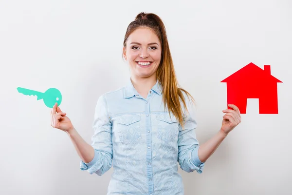 Kvinna anläggning rött papper house — Stockfoto