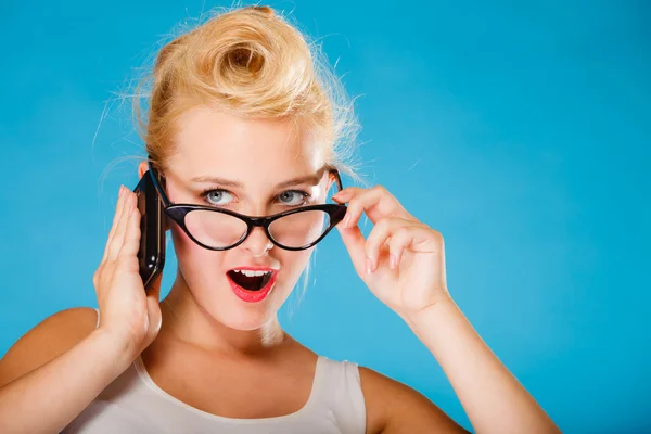 Pin up retro gril med glasögon och telefon. — Stockfoto