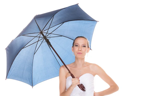 Femme mariée en robe de mariée blanche avec parapluie . — Photo