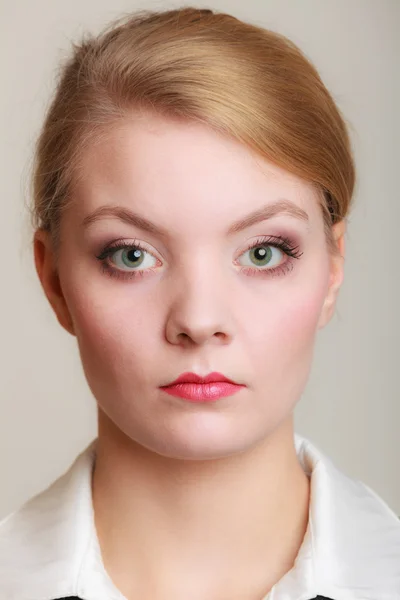 Retrato de una hermosa mujer rubia en gris . — Foto de Stock