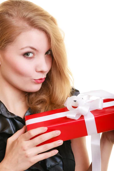假日爱快乐的概念- -带礼品盒的女孩 — 图库照片