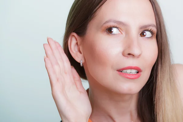 Gossip meisje afluisteren met de hand in het oor. — Stockfoto