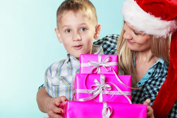 Madre e hijo con cajas de regalo —  Fotos de Stock